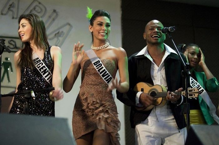 QUAND LES MISS UNIVERS DANSENT LA SAMBA ( PHOTOS )