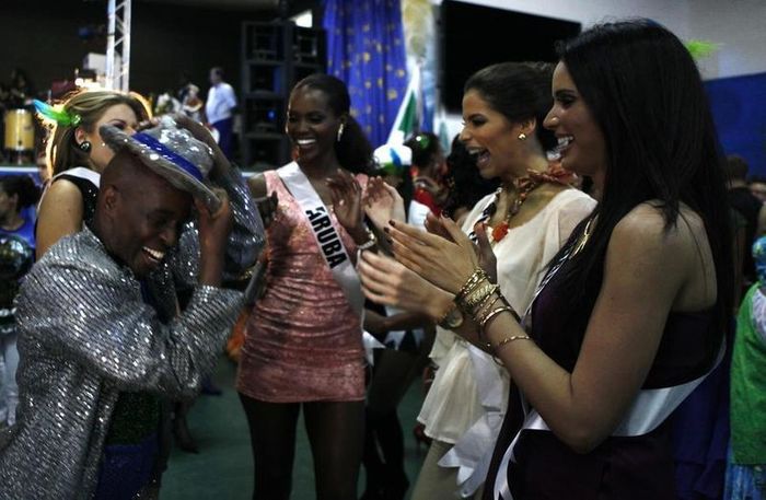 QUAND LES MISS UNIVERS DANSENT LA SAMBA ( PHOTOS )