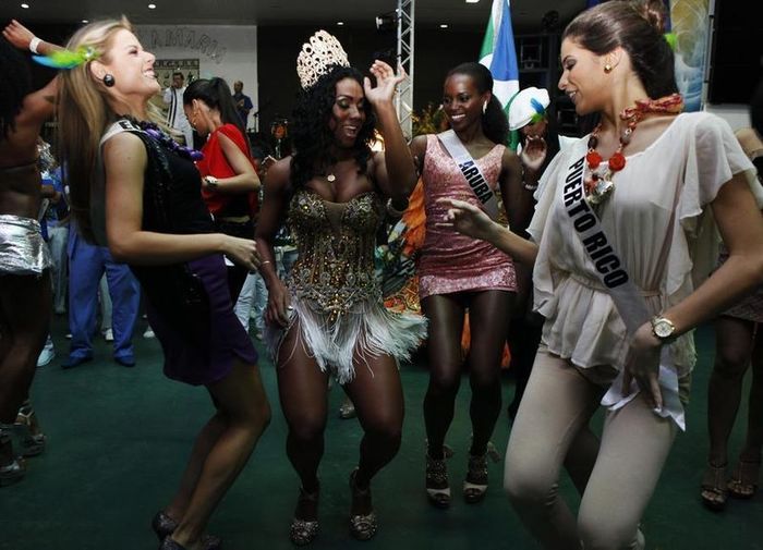QUAND LES MISS UNIVERS DANSENT LA SAMBA ( PHOTOS )