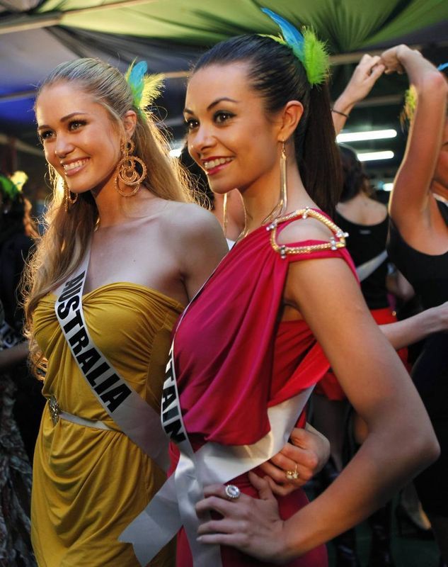 QUAND LES MISS UNIVERS DANSENT LA SAMBA ( PHOTOS )