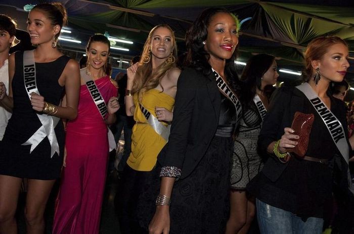 QUAND LES MISS UNIVERS DANSENT LA SAMBA ( PHOTOS )