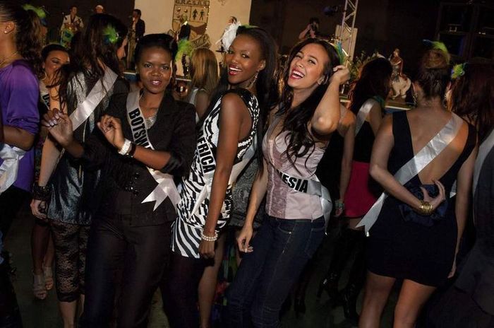 QUAND LES MISS UNIVERS DANSENT LA SAMBA ( PHOTOS )