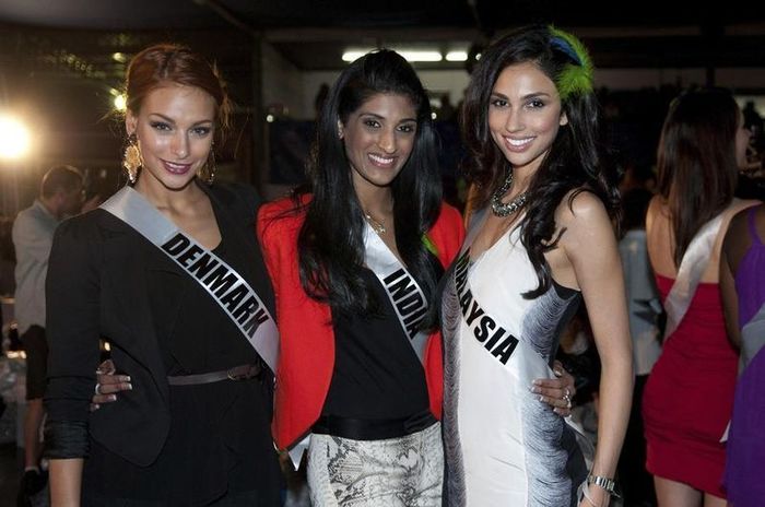QUAND LES MISS UNIVERS DANSENT LA SAMBA ( PHOTOS )