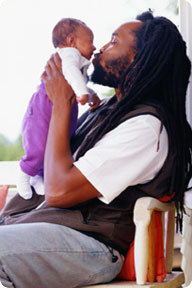 Devenir père fait baisser le niveau de testostérone