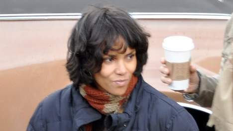 Halle Berry en chaise roulante et dans le plâtre