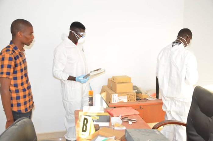 Saint-Louis / Cambriolage au bureau de Dakaractu : La police scientifique sur les traces des malfaiteurs. Saint-Louis / Cambriolage au bureau de Dakaractu : La police scientifique sur les traces des malfaiteurs.