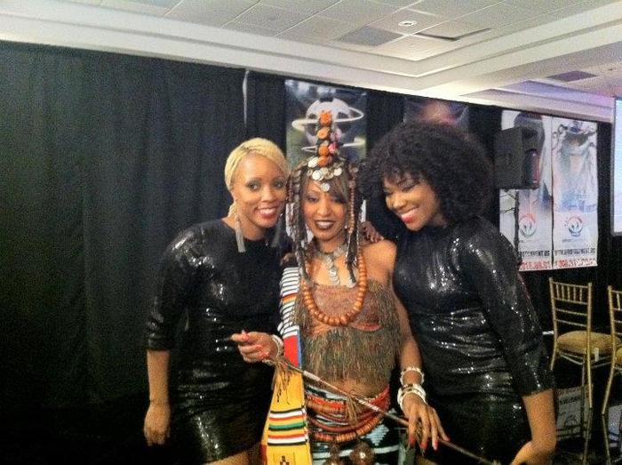 Entre ces danseuses américaines et Viviane, le courant est passé. 