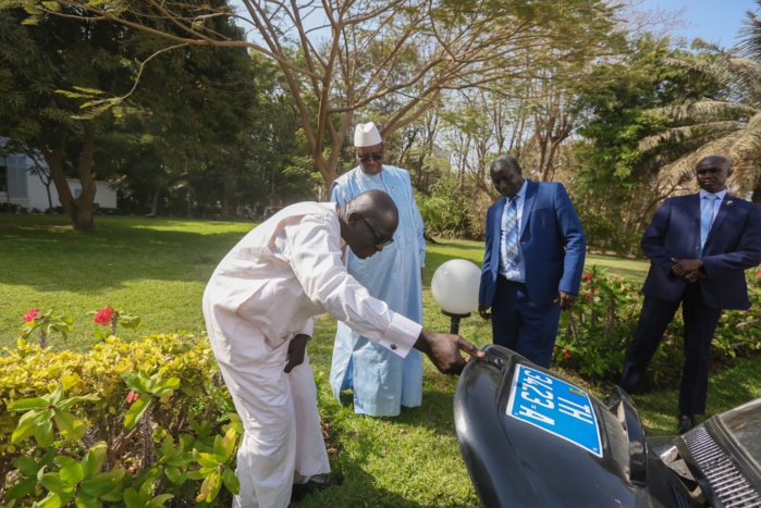 Audience au palais : Le président a reçu le Club Auto Rétro... Audience au palais : Le président a reçu le Club Auto Rétro...