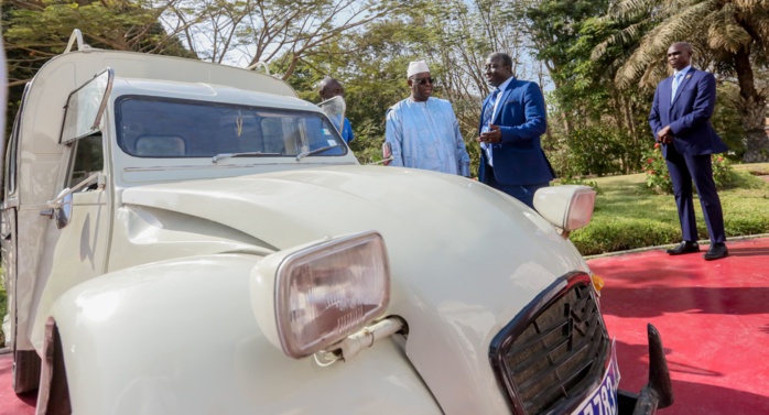 Audience au palais : Le président a reçu le Club Auto Rétro... Audience au palais : Le président a reçu le Club Auto Rétro...