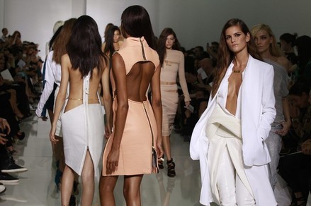 Le rappeur Kanye West présente son premier défilé à Paris