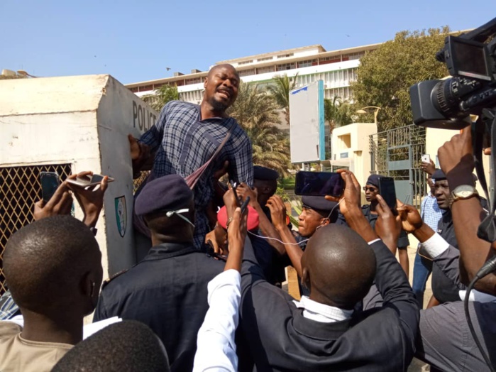 Urgent: Des membres de l'opposition arrêtés devant la place Soweto! Urgent: Des membres de l'opposition arrêtés devant la place Soweto!