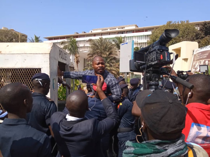 Urgent: Des membres de l'opposition arrêtés devant la place Soweto! Urgent: Des membres de l'opposition arrêtés devant la place Soweto!