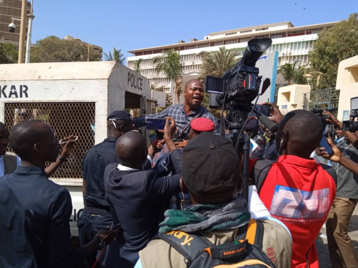 Urgent: Des membres de l'opposition arrêtés devant la place Soweto! Urgent: Des membres de l'opposition arrêtés devant la place Soweto!