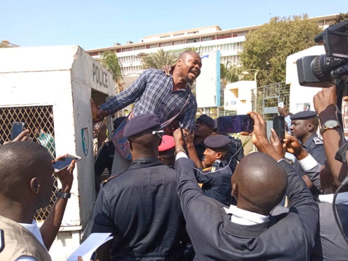 Urgent: Des membres de l'opposition arrêtés devant la place Soweto!