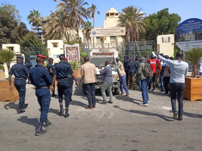 Urgent: Des membres de l'opposition arrêtés devant la place Soweto! Urgent: Des membres de l'opposition arrêtés devant la place Soweto!