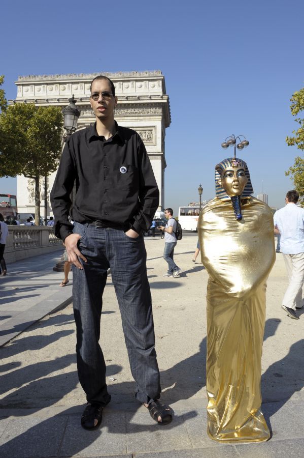 L'homme aux plus grands pieds du monde fait un pas vers la célébrité ( PHOTOS )