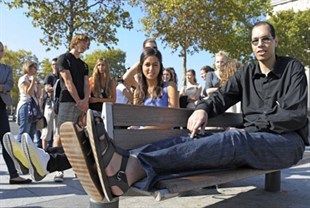 L'homme aux plus grands pieds du monde fait un pas vers la célébrité ( PHOTOS )