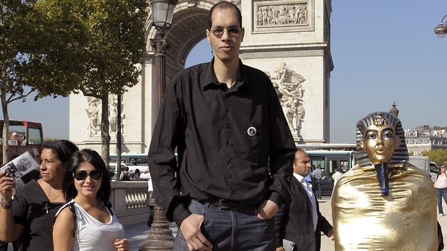 L'homme aux plus grands pieds du monde fait un pas vers la célébrité ( PHOTOS )