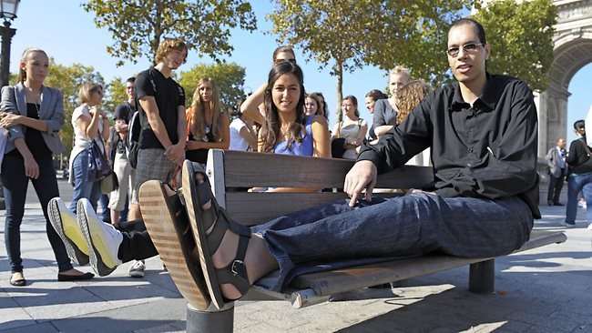 L'homme aux plus grands pieds du monde fait un pas vers la célébrité ( PHOTOS )