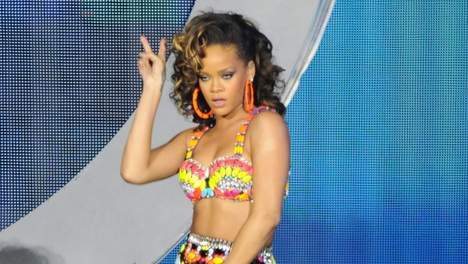 Rihanna beaucoup trop chaude avec des danseuses (PHOTO)