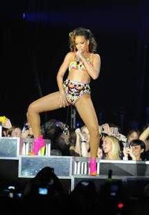 Rihanna beaucoup trop chaude avec des danseuses (PHOTO)