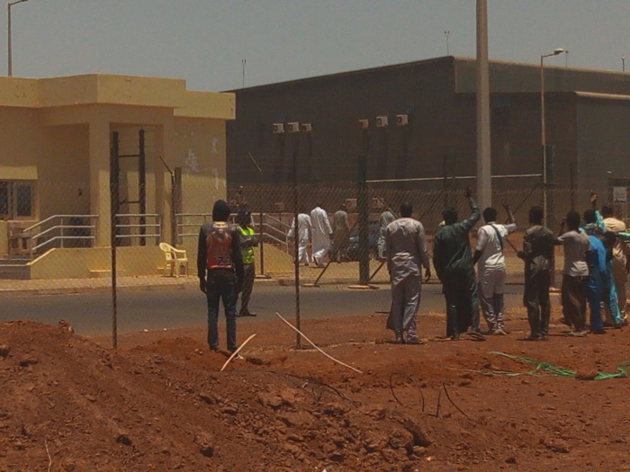 Arrivée de la dépouille de Cheikh Béthio Thioune : Les « Thiantacones » prennent d’assaut l’aéroport Blaise Diagne (IMAGES)