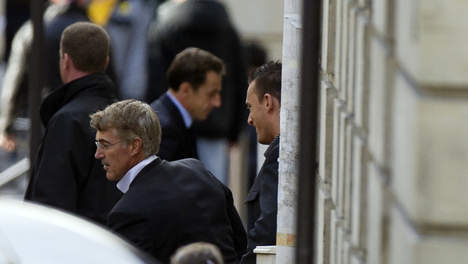 Sarkozy arrive à la clinique pour l'accouchement de Carla