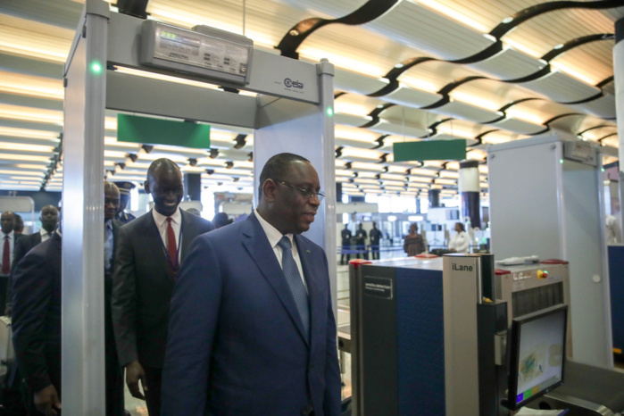 Le président Macky Sall a pris le vol Air Sénégal ce matin (Images) Le président Macky Sall a pris le vol Air Sénégal ce matin (Images)