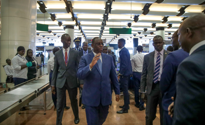 Le président Macky Sall a pris le vol Air Sénégal ce matin (Images) Le président Macky Sall a pris le vol Air Sénégal ce matin (Images)