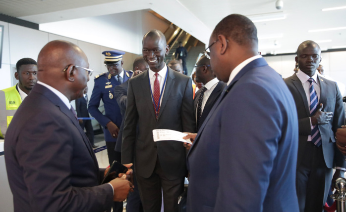 Le président Macky Sall a pris le vol Air Sénégal ce matin (Images) Le président Macky Sall a pris le vol Air Sénégal ce matin (Images)