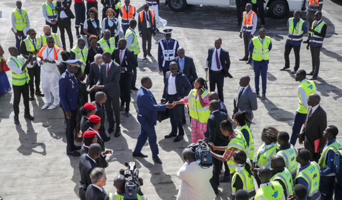 Le président Macky Sall a pris le vol Air Sénégal ce matin (Images) Le président Macky Sall a pris le vol Air Sénégal ce matin (Images)