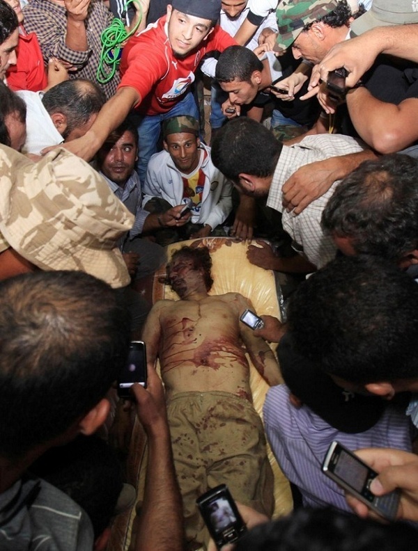 Une photo diffusée par l'AFP du corps de Kadhafi à Misrata ( PHOTOS )