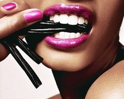 4 ASTUCES NATURELLES POUR AVOIR LES DENTS BLANCHES