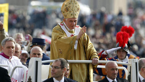 Il met le feu à une Bible en pleine messe du pape
