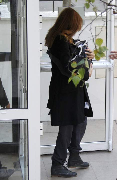 Carla Bruni et sa fille Giulia sont rentrées chez elles ( PHOTOS ) 