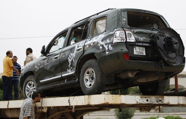 La voiture blindée de Kadhafi après les bombardements de l'OTAN (PHOTOS)