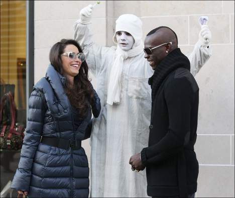Balotelli se cache pour mater un magazine porno