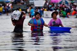 Bangkok inondée de crocodiles et de serpents  (PHOTOS)