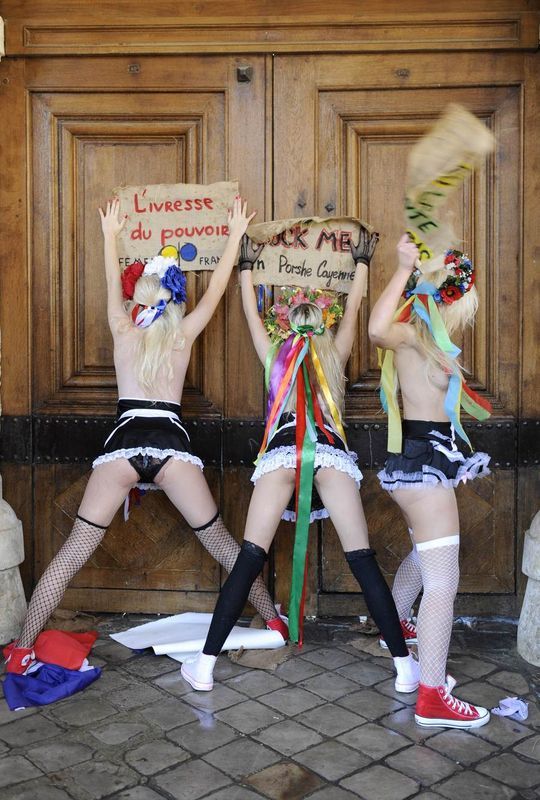 EN PETITE TENUE POUR DÉNONCER DSK ( PHOTOS )
