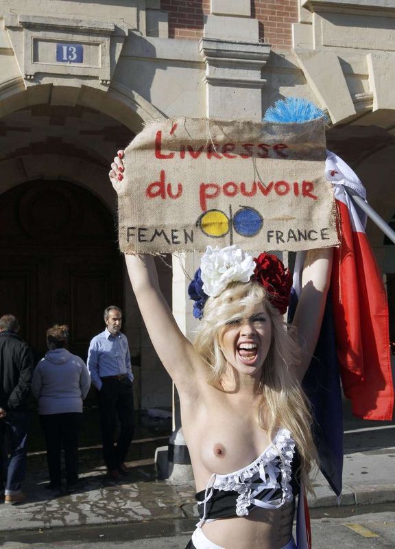 EN PETITE TENUE POUR DÉNONCER DSK ( PHOTOS )