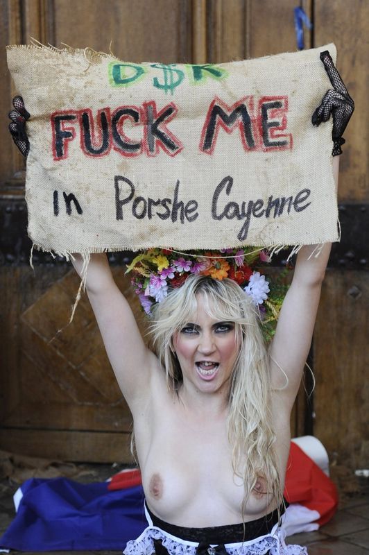 EN PETITE TENUE POUR DÉNONCER DSK ( PHOTOS )