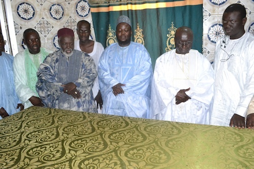 Idrissa Seck se recueille sur la tombe de Serigne Mamoune Niasse.(VIDEO)
