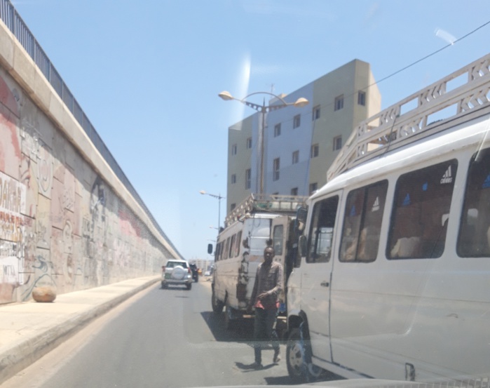 Transport : Le dilemme des automilistes face aux ‘’Cars rapides’’ et ‘’Ndiaga Ndiaye’’ en stationnement irrégulier sur la voie.