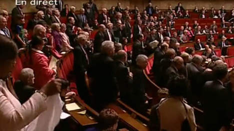 FRANCE : Les députés se battent à coups de boulettes de papier (vidéo)