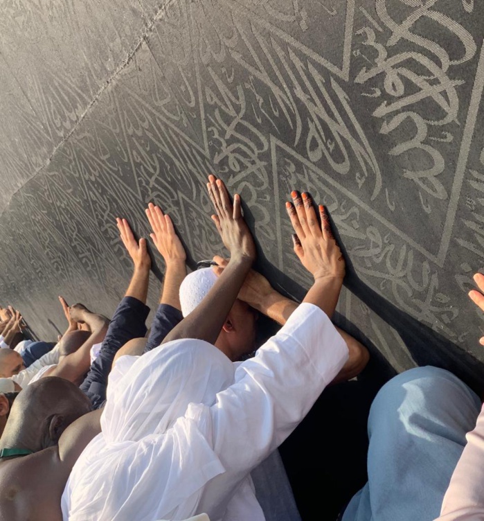 Seule et sans escorte : Marieme Faye Sall en train de lire le Coran aux abords de la Kaaba (Mecque)