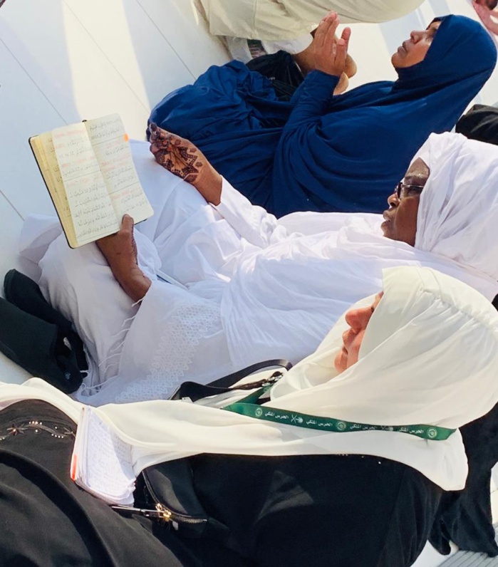 Seule et sans escorte : Marieme Faye Sall en train de lire le Coran aux abords de la Kaaba (Mecque)