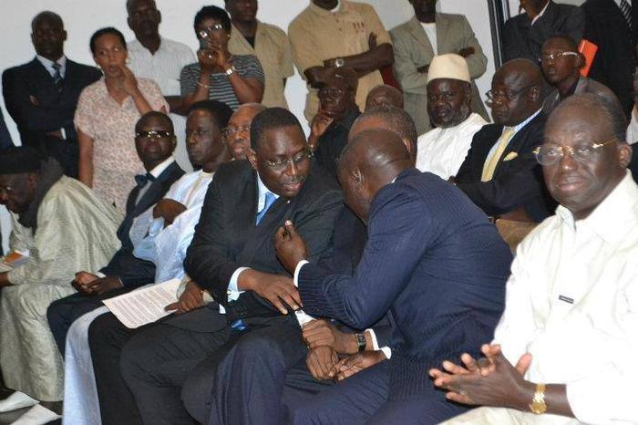 Photo du jour: Idrissa Seck et Macky Sall se parlent comme si de rien n'était