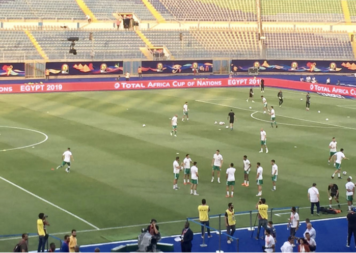 Sénégal - Algérie : Les joueurs à l'échauffement sous la chaleur estivale ( IMAGES ) Sénégal - Algérie : Les joueurs à l'échauffement sous la chaleur estivale ( IMAGES )