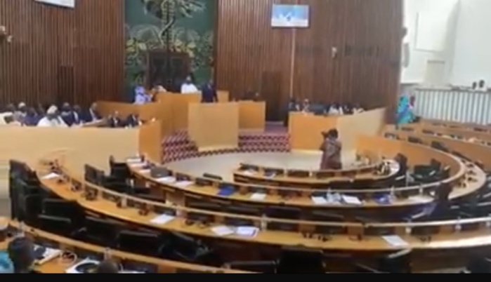 Assemblée Nationale /  : Les députés de la majorité ont quitté la salle au moment où Sonko prenait la parole