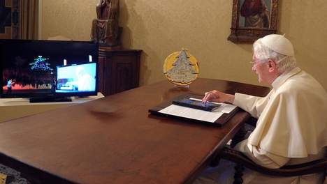 Le pape allume le plus grand arbre de Noël du monde via iPad